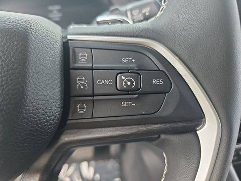 Certified 2023 Jeep Grand Cherokee Limited AWD/4WD image 18