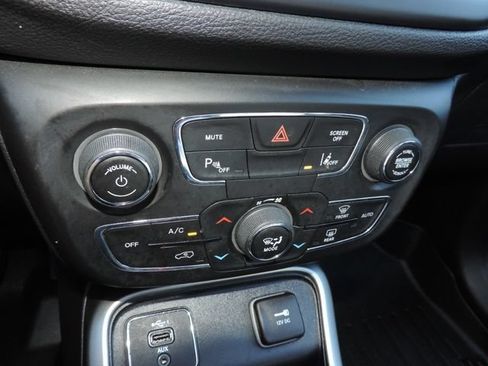 Used 2020 Jeep Compass Latitude FWD image 28