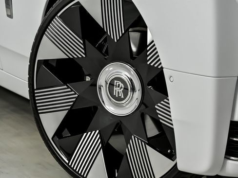 Used 2018 Rolls-Royce Phantom Sedan image 4