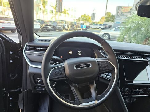 New 2025 Jeep Grand Cherokee L Laredo image 23