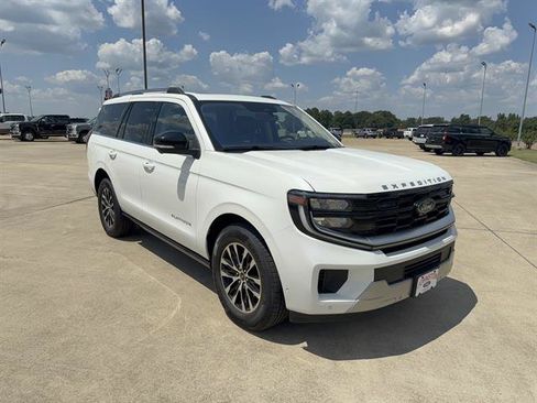 Used 2025 Ford Expedition Platinum AWD/4WD image 2