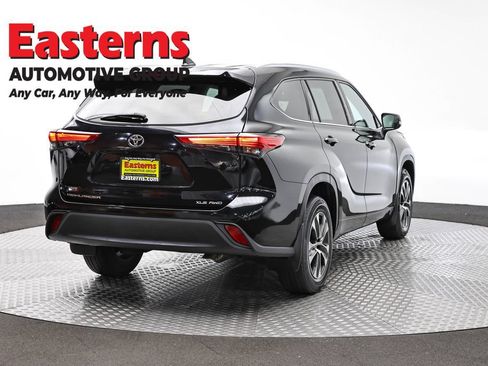 Used 2021 Toyota Highlander XLE AWD/4WD image 5