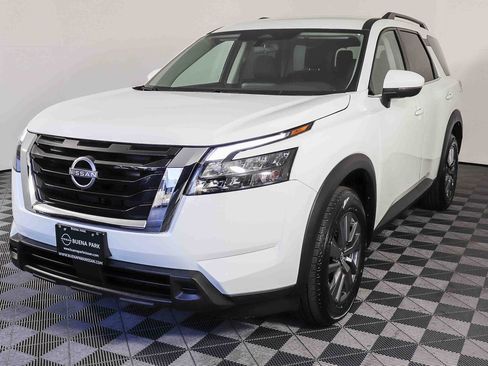 Used 2024 Nissan Pathfinder SV image 3