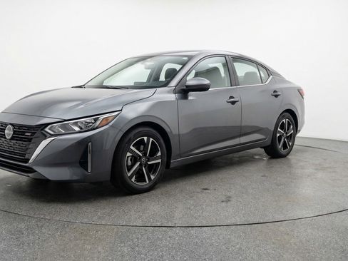 Used 2025 Nissan Sentra SV image 3