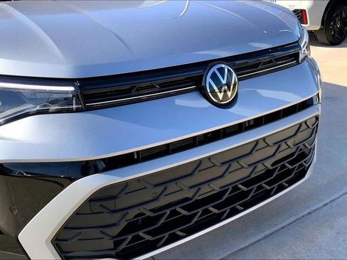 Certified 2025 Volkswagen Taos SE image 27