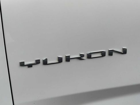Used 2023 GMC Yukon XL SLT image 41