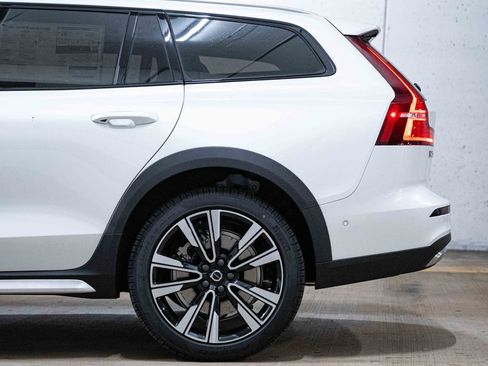 New 2026 Volvo V60 B5 Cross Country Ultra w/ Climate Package AWD/4WD image 4