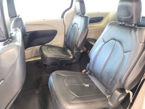Used 2017 Chrysler Pacifica Touring-L FWD image 28