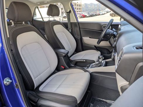 Used 2025 Hyundai Venue SEL image 28