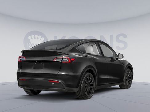 Used 2025 Tesla Model Y Long Range RWD image 2