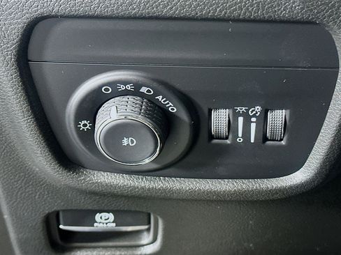 Used 2023 Jeep Grand Cherokee Limited w/ Luxury Tech Group II image 16