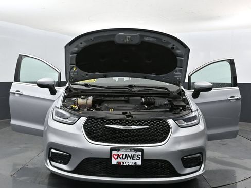 Used 2023 Chrysler Pacifica Touring-L FWD image 49