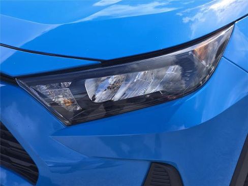Used 2021 Toyota RAV4 LE FWD image 10