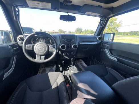 Used 2018 Jeep Wrangler Unlimited Sahara w/ Connectivity Group AWD/4WD image 13