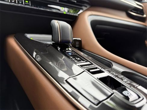 Used 2025 Toyota Crown Signia w/ Advanced Technology Package image 20