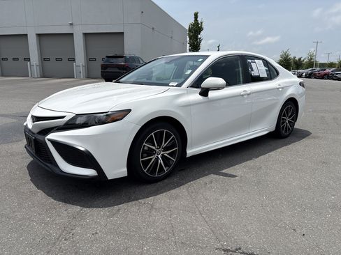 Used 2024 Toyota Camry SE FWD image 5