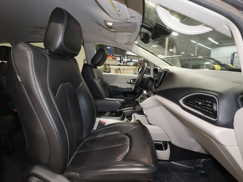 Used 2023 Chrysler Pacifica Touring-L image 24