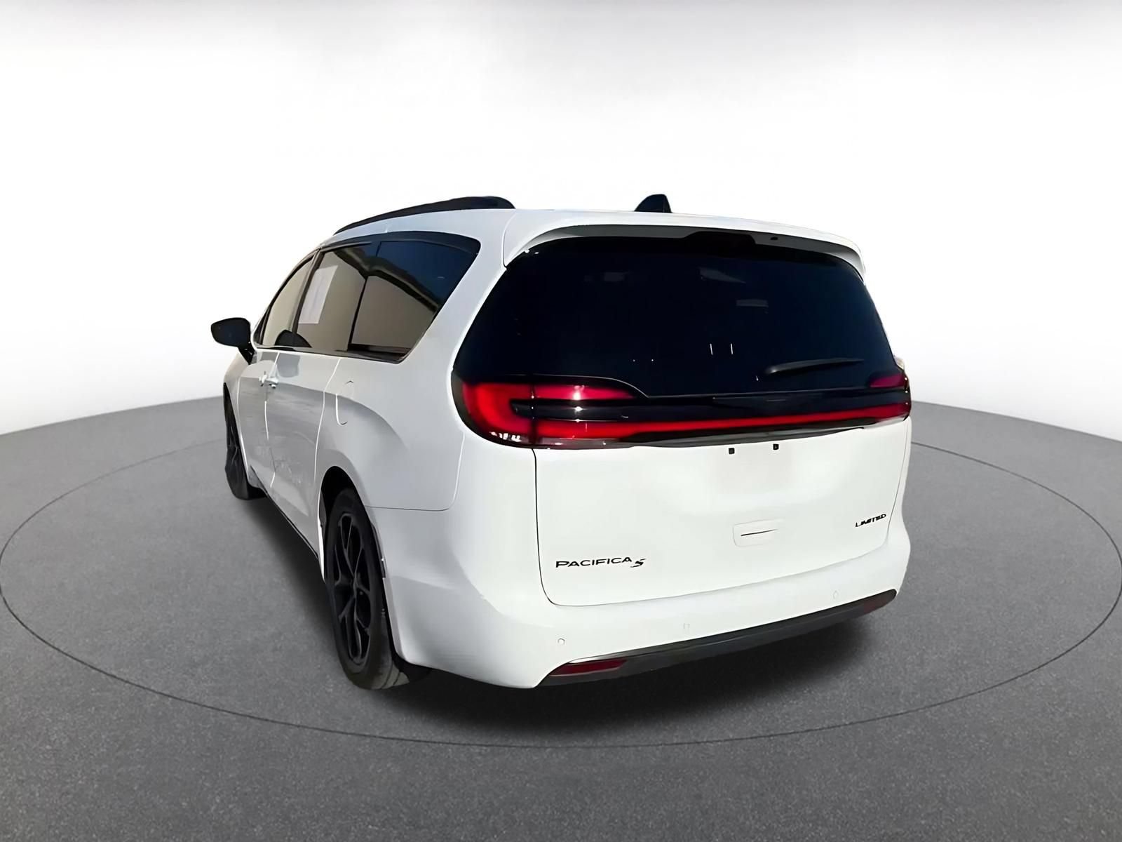 Used 2025 Chrysler Pacifica Limited FWD image 10