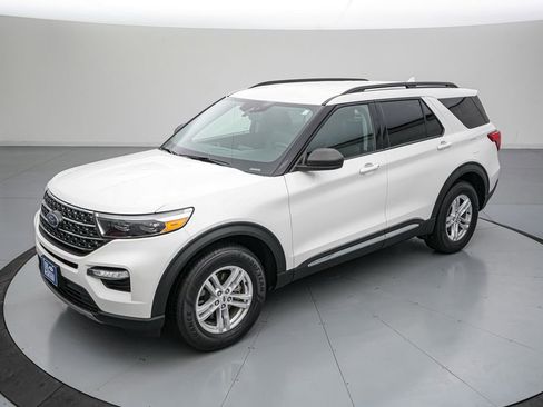 Certified 2022 Ford Explorer XLT w/ Equipment Group 202A AWD/4WD image 9