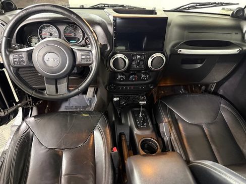 Used 2014 Jeep Wrangler Unlimited Sahara w/ Dual Top Group AWD/4WD image 25