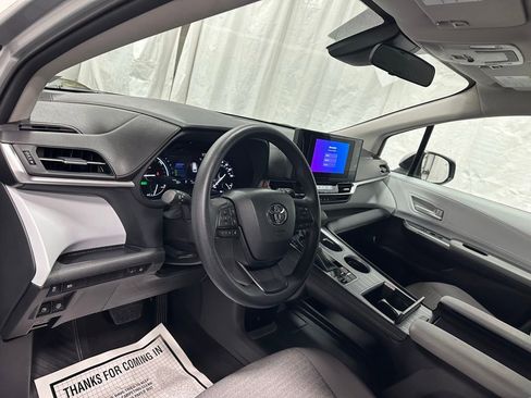 Used 2025 Toyota Sienna LE image 16