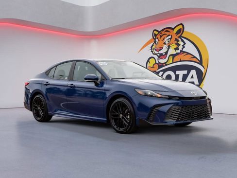 Certified 2025 Toyota Camry SE image 3