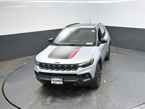 Used 2025 Jeep Compass Trailhawk AWD/4WD image 41