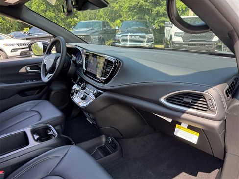 New 2026 Chrysler Pacifica Select image 16