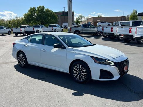 Used 2025 Nissan Altima 2.5 SV FWD image 4