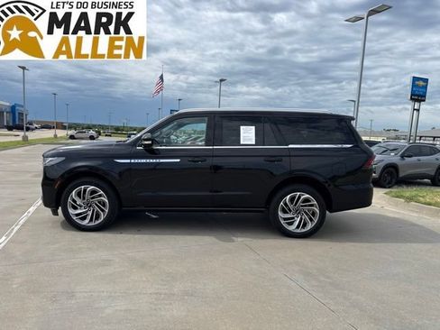Used 2025 Lincoln Navigator Reserve AWD/4WD image 3