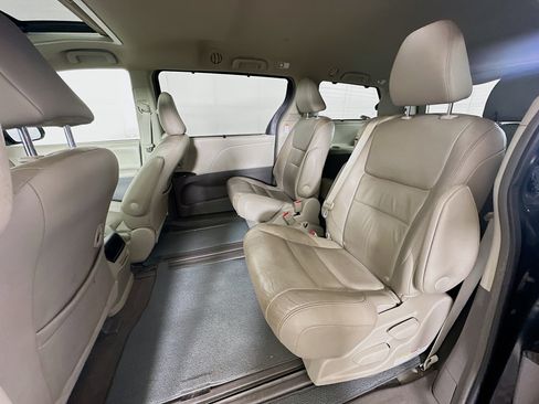 Used 2015 Toyota Sienna XLE FWD image 27