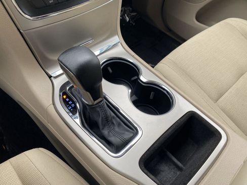 Used 2017 Jeep Grand Cherokee Laredo image 16