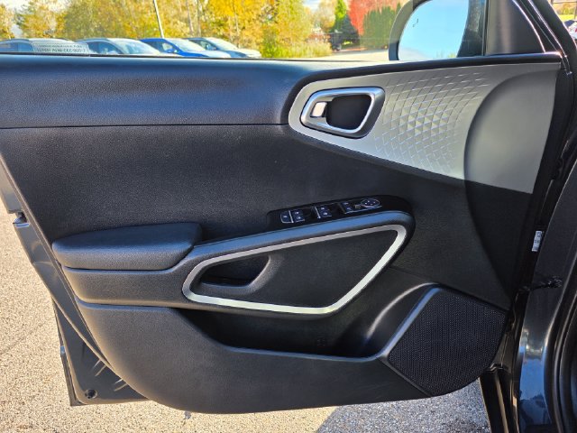 Certified 2025 Kia Soul LX w/ LX Technology Package FWD image 23