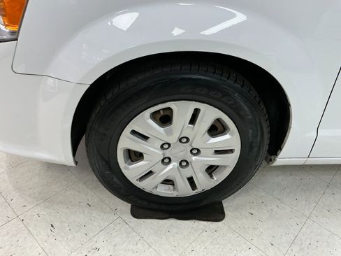 Used 2019 Dodge Grand Caravan SE w/ UConnect Hands-Free Group image 6