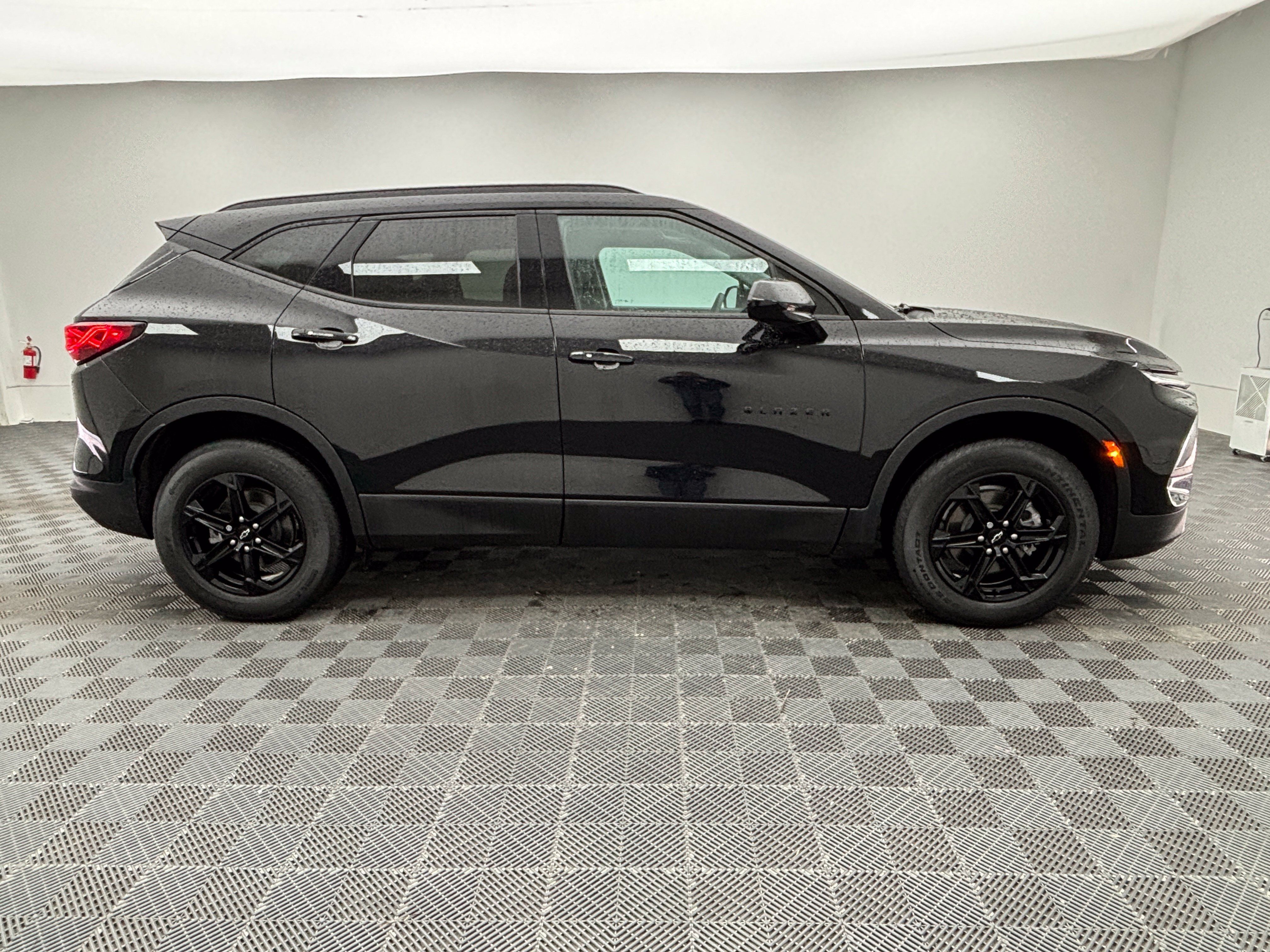 Used 2023 Chevrolet Blazer LT w/ Midnight/Sport Edition FWD image 5