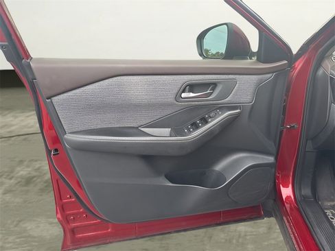 Used 2021 Nissan Rogue SV image 14