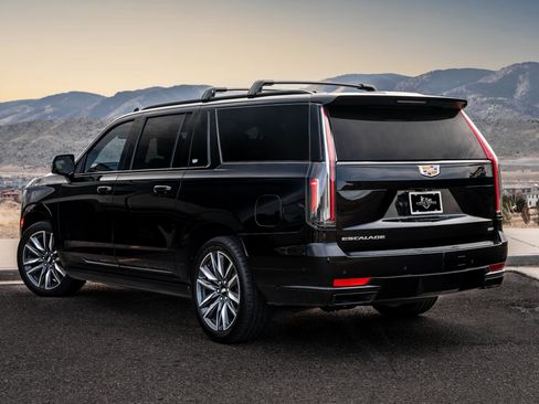 Used 2022 Cadillac Escalade ESV Sport Platinum w/ Heavy-Duty Trailer Package AWD/4WD image 3