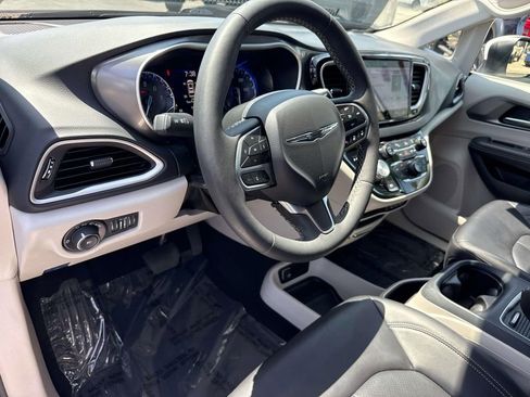 Used 2023 Chrysler Pacifica Touring-L FWD image 27