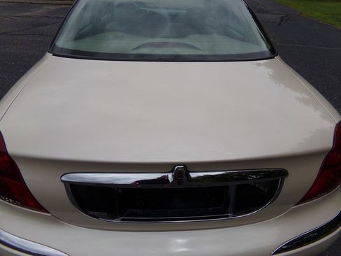 Used 2001 Lincoln Continental image 14