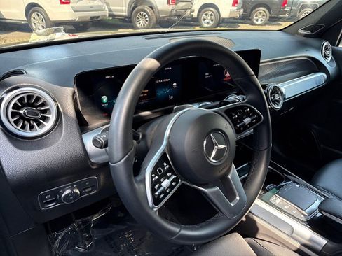 Used 2022 Mercedes-Benz EQB 300 4MATIC image 16