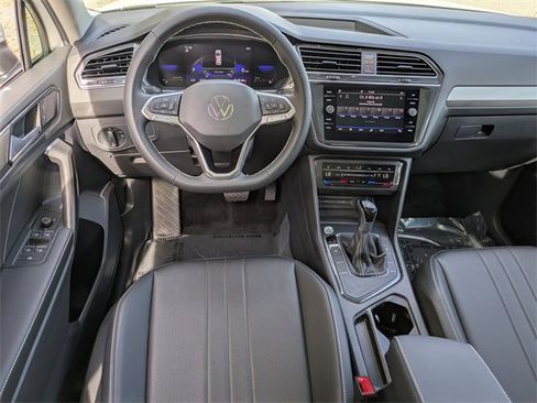 Used 2023 Volkswagen Tiguan SE w/ Panoramic Sunroof Package image 20