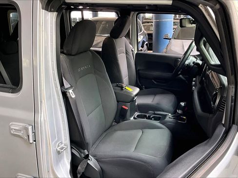 Used 2022 Jeep Wrangler Unlimited Sahara w/ Cold Weather Group AWD/4WD image 8