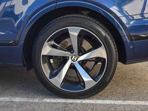 Used 2019 Bentley Bentayga image 16