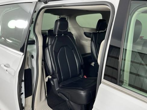 Used 2024 Chrysler Pacifica Touring-L FWD image 28