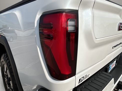 Used 2024 GMC Sierra 2500 Denali w/ Denali Reserve Package AWD/4WD image 11