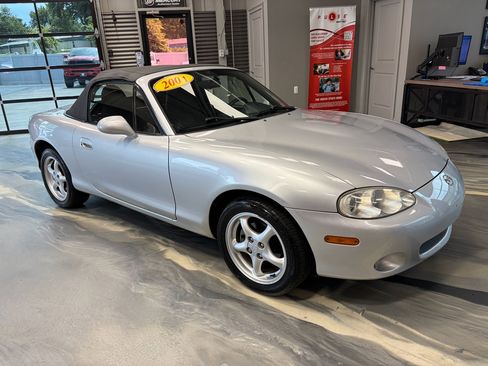 Used 2001 MAZDA MX-5 Miata RWD image 4