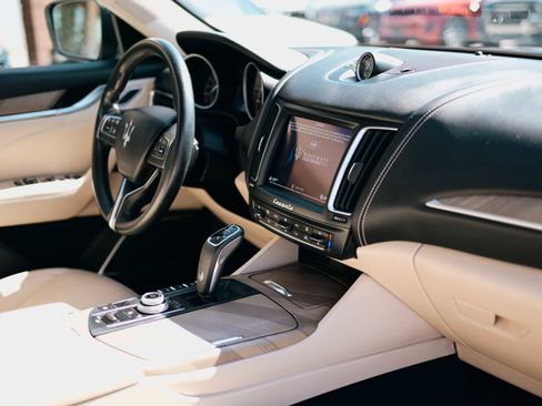 Used 2019 Maserati Levante GranLusso image 18