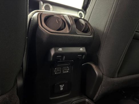 Used 2021 Jeep Wrangler Unlimited Sahara AWD/4WD image 14
