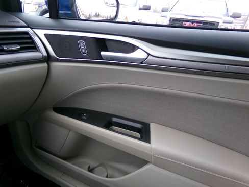 Used 2018 Ford Fusion SE image 25