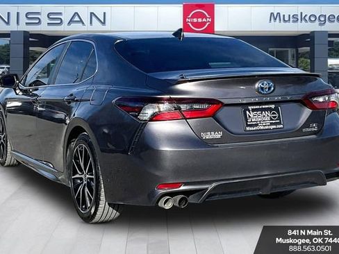 Used 2022 Toyota Camry SE image 4